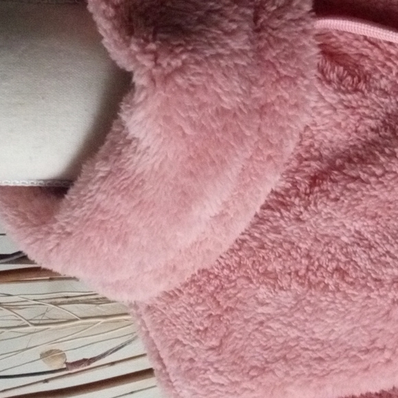 Furry pink sweater size small - Picture 2 of 4
